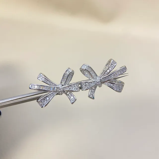 Tiffany & Co. बाउ आकार का पावे डायमंड ईयरिंग्स 4