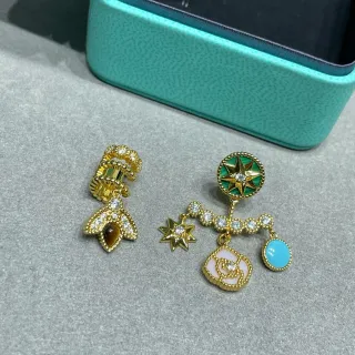 Tiffany & Co. असममित इनेमेल और जेमस्टोन मल्टी-चार्म ईयररिंग्स