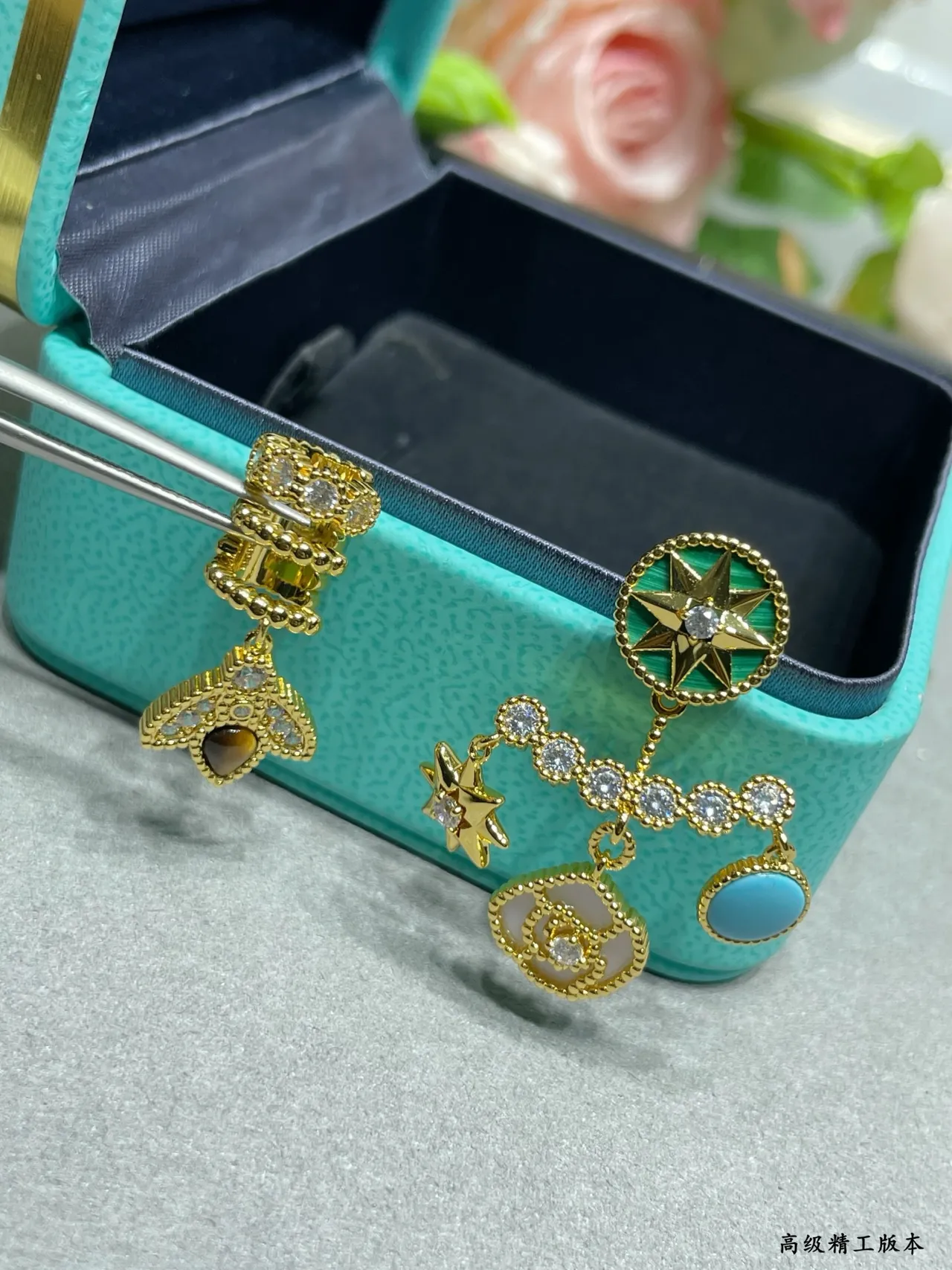 Tiffany & Co. असममित इनेमेल और जेमस्टोन मल्टी-चार्म ईयररिंग्स 3