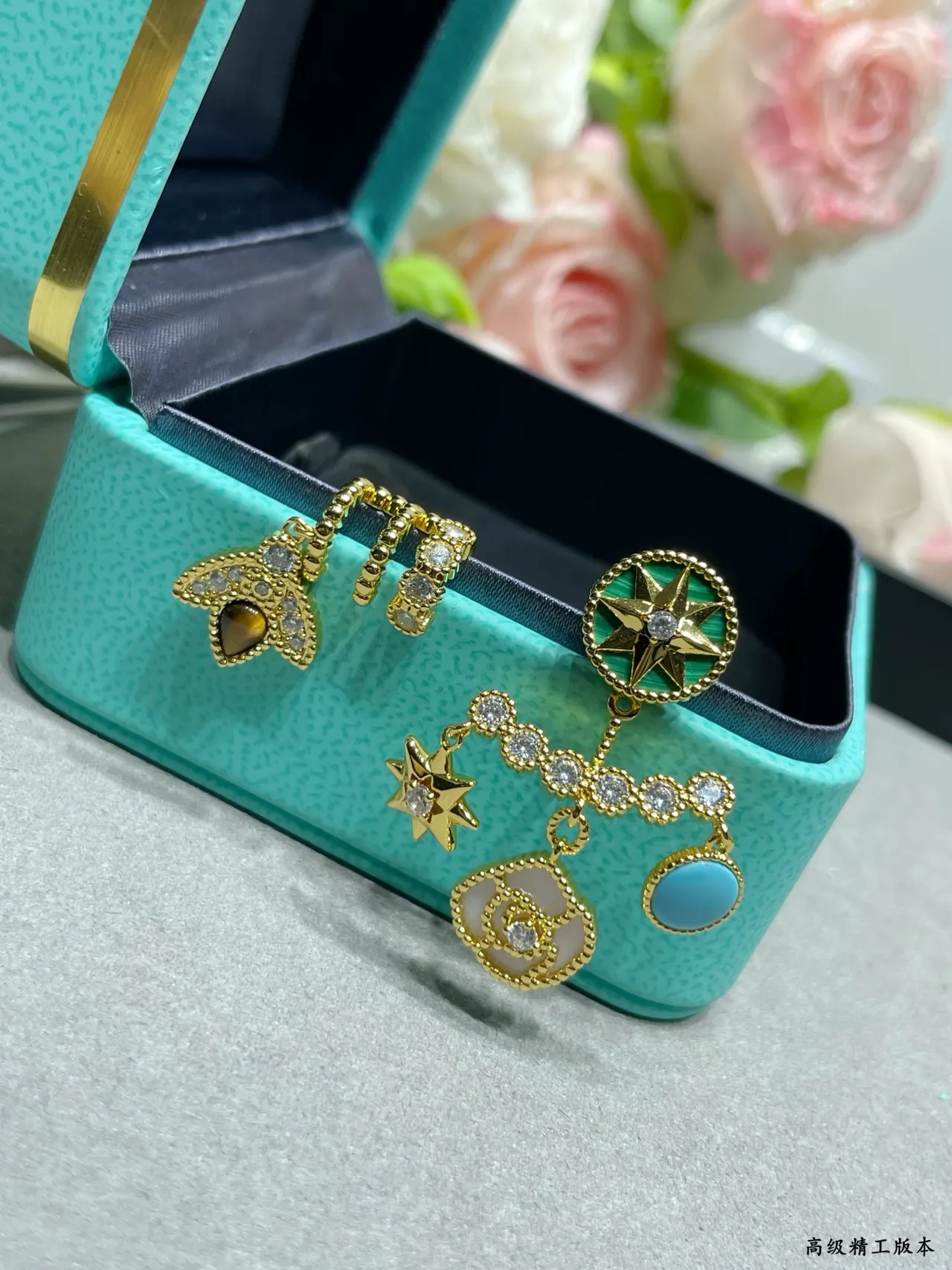 Tiffany & Co. असममित इनेमेल और जेमस्टोन मल्टी-चार्म ईयररिंग्स 4