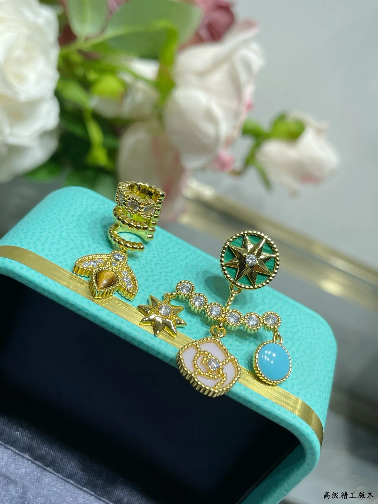Tiffany & Co. असममित इनेमेल और जेमस्टोन मल्टी-चार्म ईयररिंग्स 5