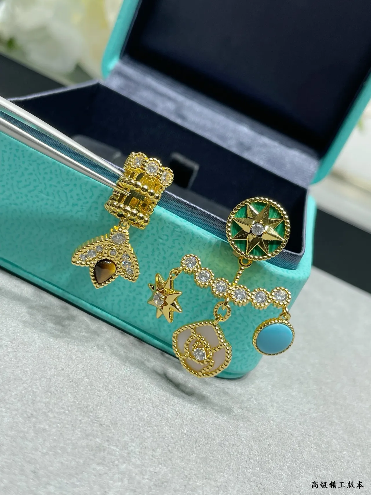 Tiffany & Co. असममित इनेमेल और जेमस्टोन मल्टी-चार्म ईयररिंग्स 6