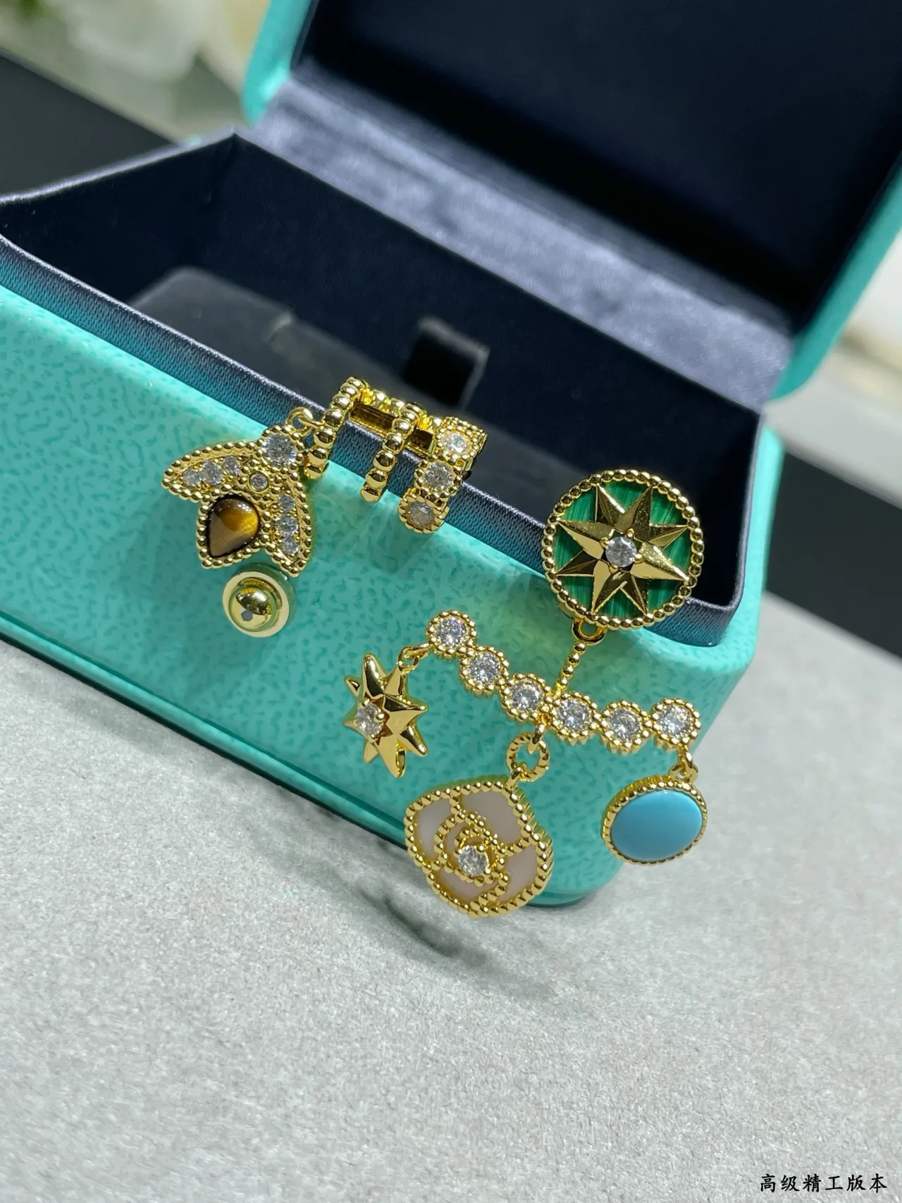 Tiffany & Co. असममित इनेमेल और जेमस्टोन मल्टी-चार्म ईयररिंग्स 7