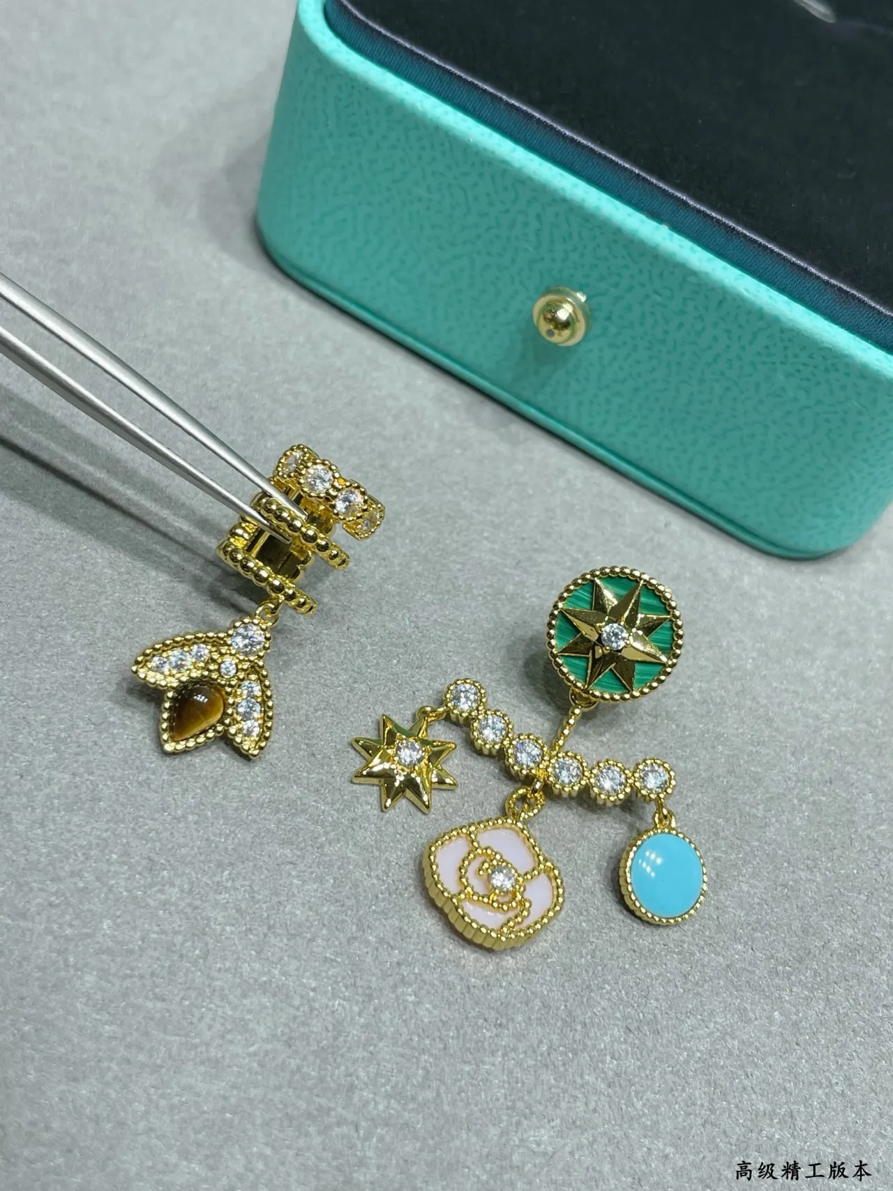 Tiffany & Co. असममित इनेमेल और जेमस्टोन मल्टी-चार्म ईयररिंग्स 8