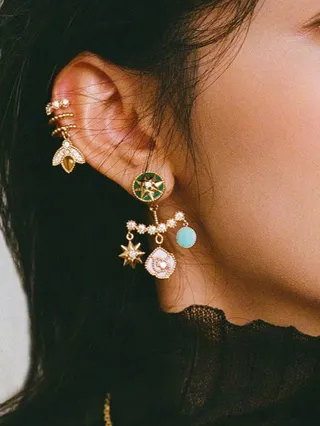 Tiffany & Co. असममित इनेमेल और जेमस्टोन मल्टी-चार्म ईयररिंग्स 9