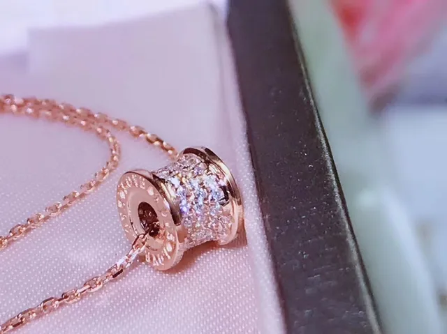 Tiffany & Co. HardWear রোজ গোল্ড মাইক্রো-পাভে সিলিন্ড্রিক্যাল পেন্ডেন্ট নেকলেস 4