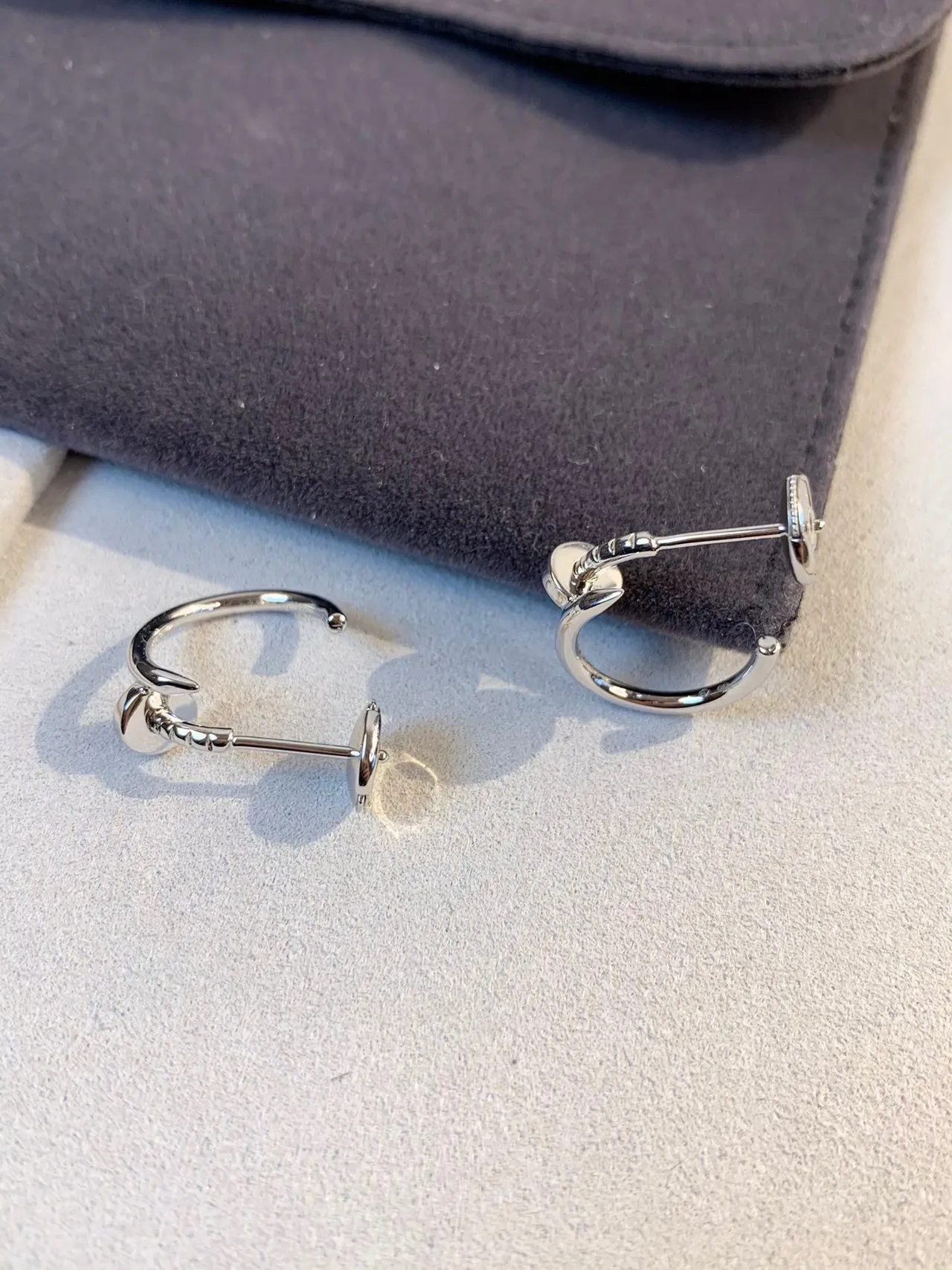 Tiffany & Co. Juste un Clou चमकदार चांदी के गोलाकार कर्णफूल 4