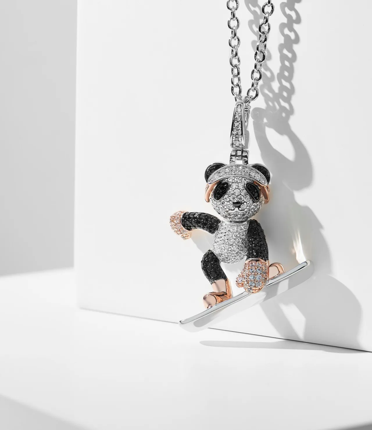 Tiffany & Co. पांडा स्नोबोर्डर Pavé डायमंड और काला जेमस्टोन नेकलेस 4