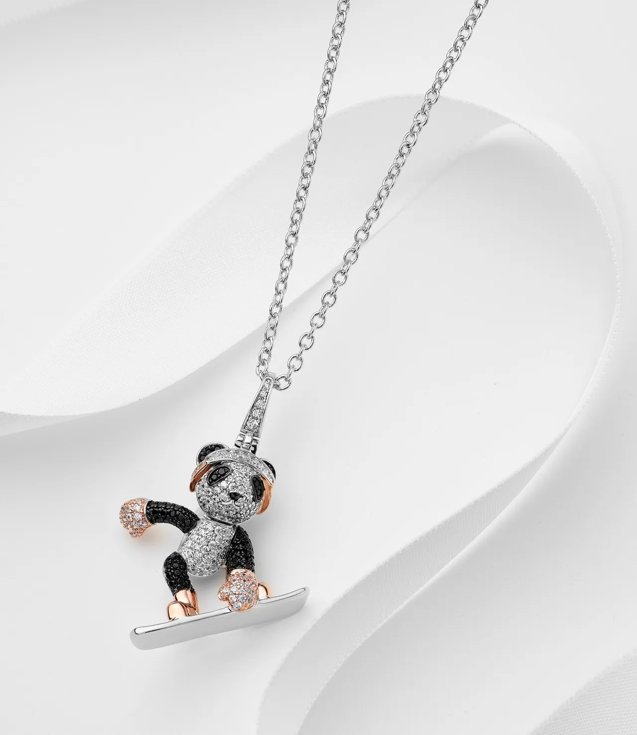 Tiffany & Co. पांडा स्नोबोर्डर Pavé डायमंड और काला जेमस्टोन नेकलेस 5