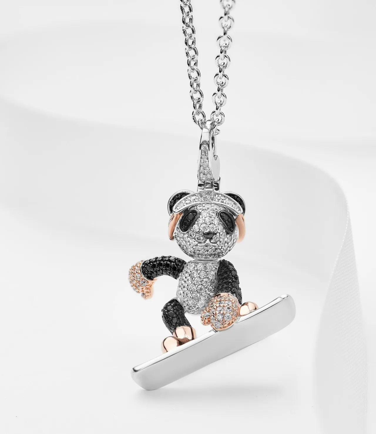Tiffany & Co. पांडा स्नोबोर्डर Pavé डायमंड और काला जेमस्टोन नेकलेस 6