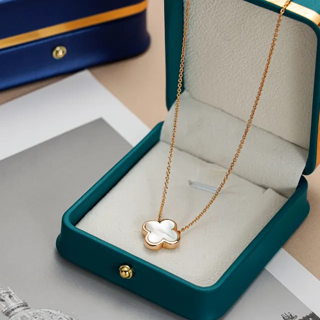 Tiffany & Co. Return to Tiffany Quatrefoil Nacre Collier 7