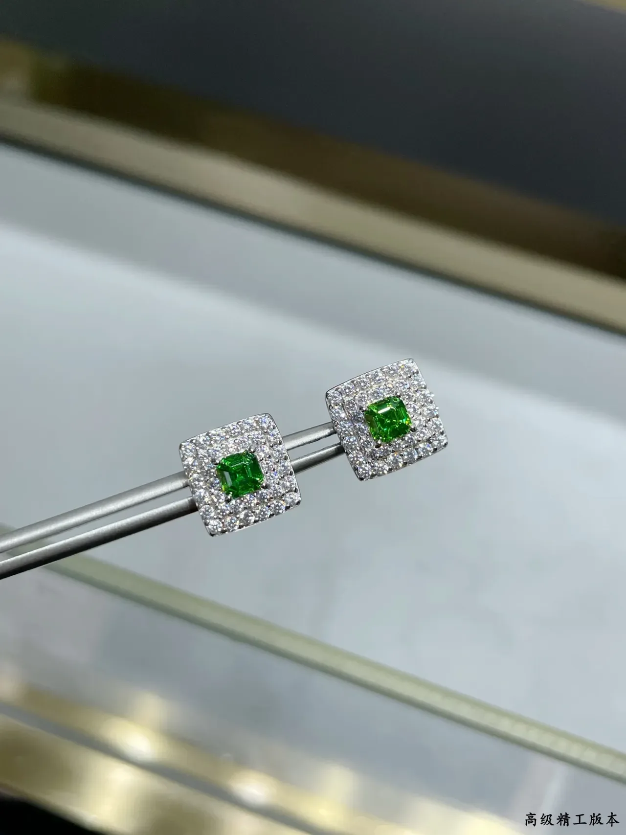 Tiffany & Co. वर्गीय हेलो हरी जेमस्टोन स्टड ईयरिंग्स 5