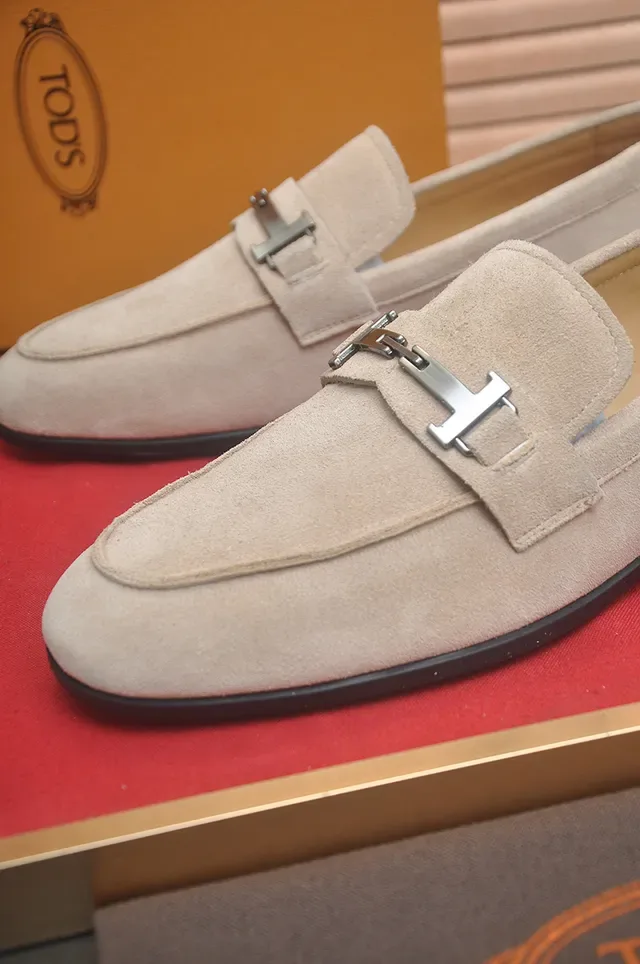 टॉड्स बेज सूड T-Bar Buckle लोफर्स 2