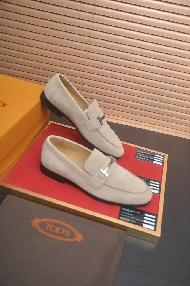 टॉड्स बेज सूड T-Bar Buckle लोफर्स 4