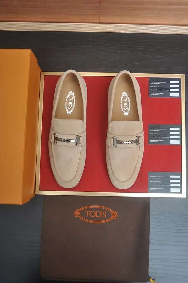 टॉड्स बेज सूड T-Bar Buckle लोफर्स 5