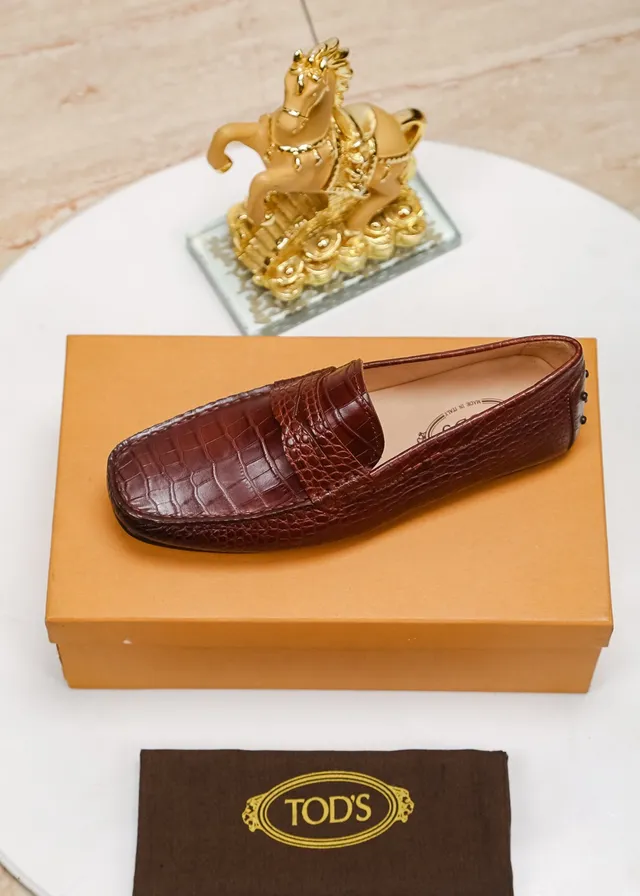 Tod's Penny Loafer भूरा बेज क्रोकोडाइल एम्बॉस्ड चमड़े की पट्टी लोफर 6