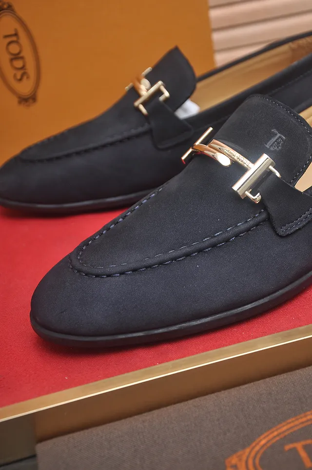 Tod's Double T mocassins de camurça preta com fivela dourada 2