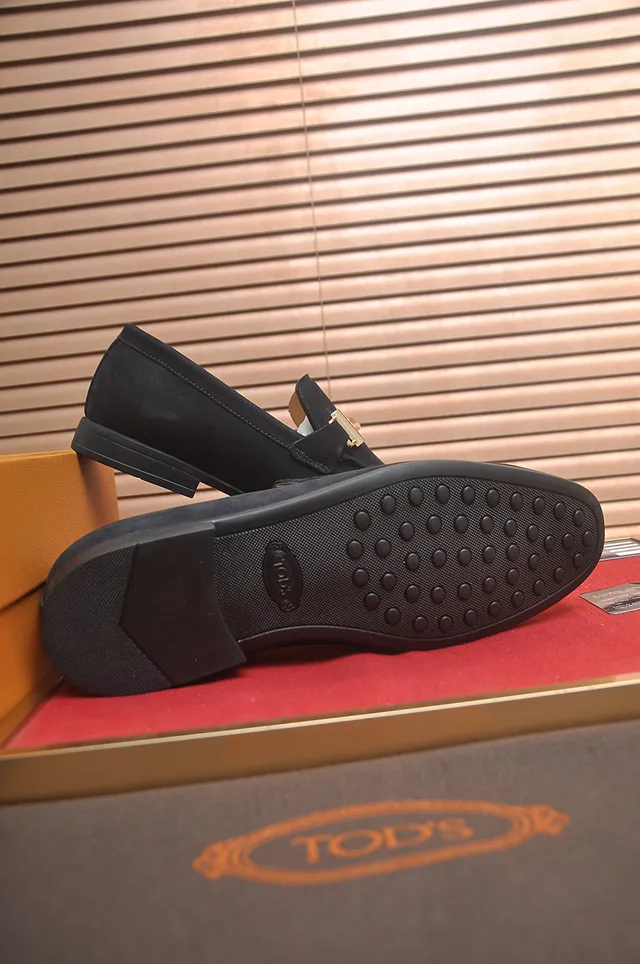 Tod's Double T mocassins de camurça preta com fivela dourada 3