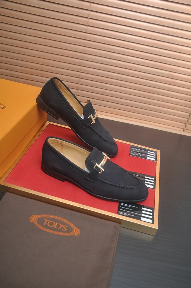 Tod's Double T mocassins de camurça preta com fivela dourada 4
