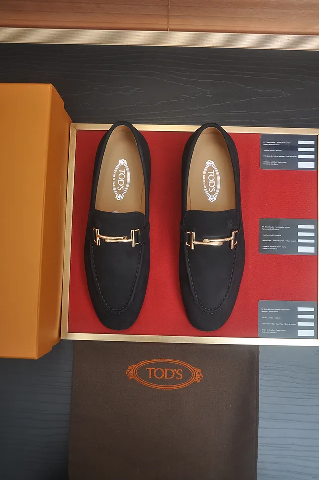 Tod's Double T mocassins de camurça preta com fivela dourada 5