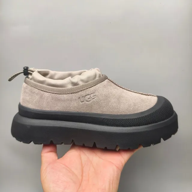 UGG بيج أسود سليب أون منصة أحذية الثلج 2