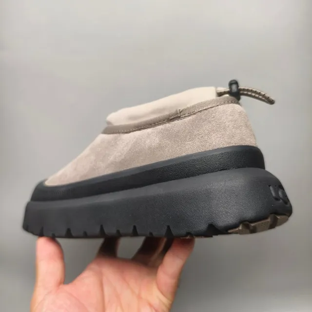 UGG بيج أسود سليب أون منصة أحذية الثلج 4