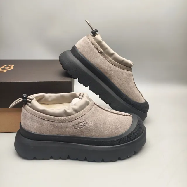 UGG بيج أسود سليب أون منصة أحذية الثلج 6