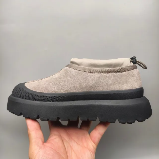 UGG بيج أسود سليب أون منصة أحذية الثلج 7