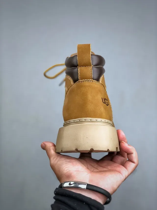 UGG Botas de Trabajo de Ante Beige Marrón con Cuello Acolchado 4