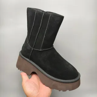UGG काली भूरी सूड ऊपरी एलास्टिक साइड गुसेट्स एंकल बूट्स