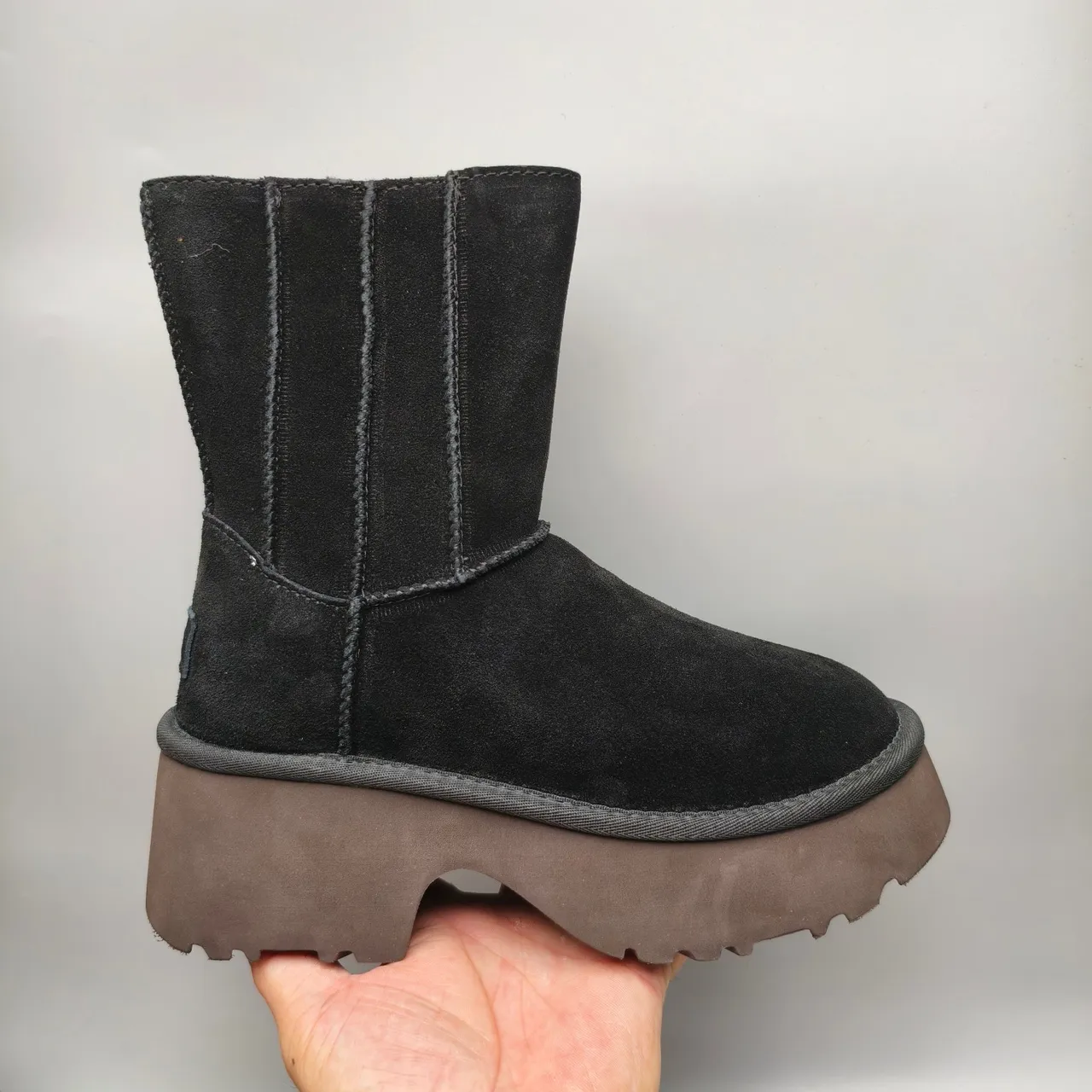 UGG حذاء كاحل أسود وبني من السويد، الجزء العلوي، الجيوب الجانبية المطاطية 2