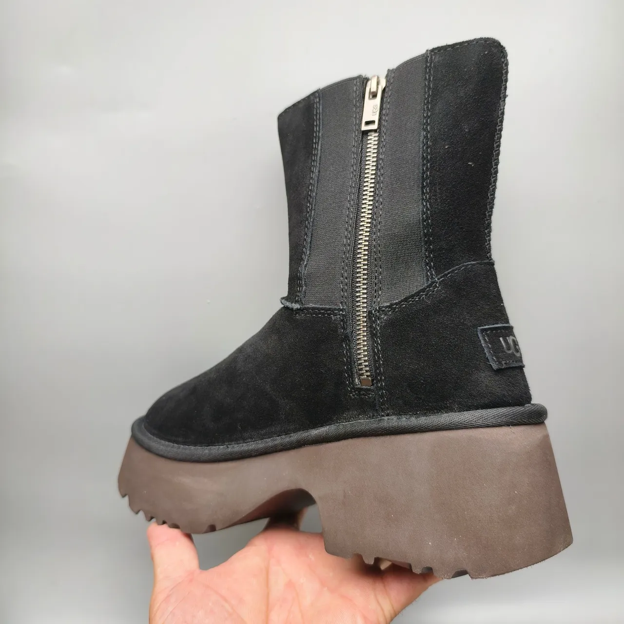 UGG حذاء كاحل أسود وبني من السويد، الجزء العلوي، الجيوب الجانبية المطاطية 4