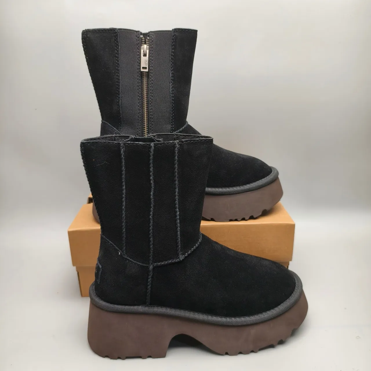UGG حذاء كاحل أسود وبني من السويد، الجزء العلوي، الجيوب الجانبية المطاطية 5