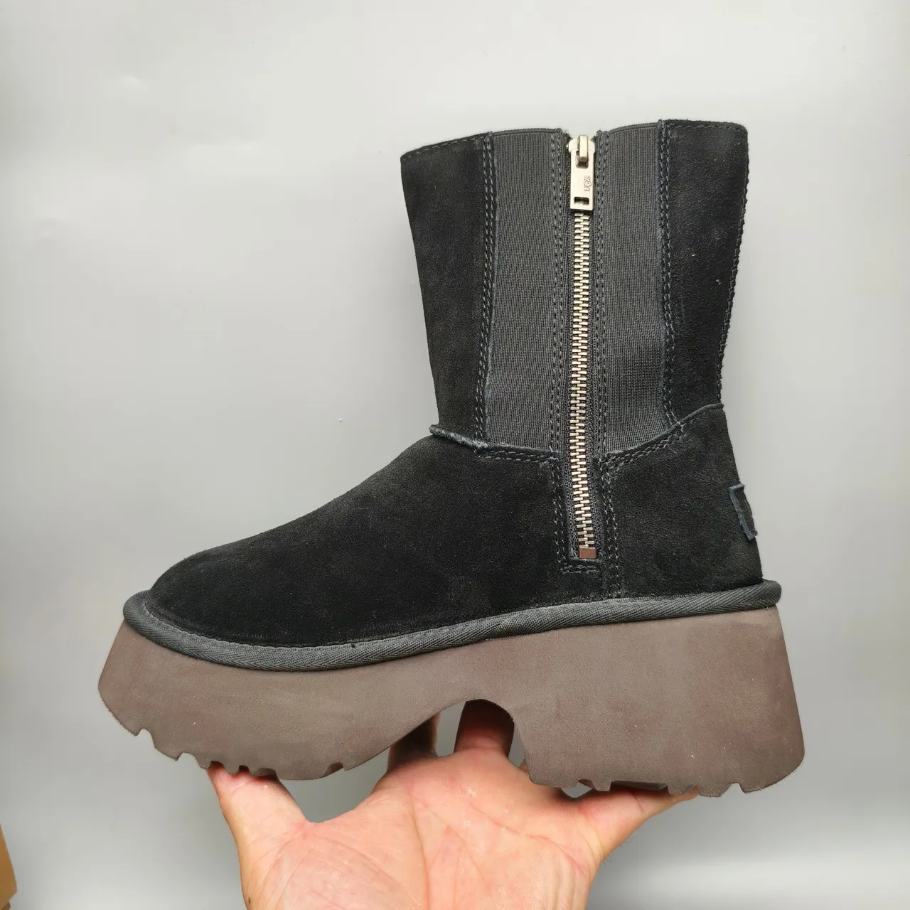 UGG حذاء كاحل أسود وبني من السويد، الجزء العلوي، الجيوب الجانبية المطاطية 7
