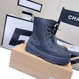 UGG काली लेस-अप चंकी लग सोल एंक्ल बूट्स