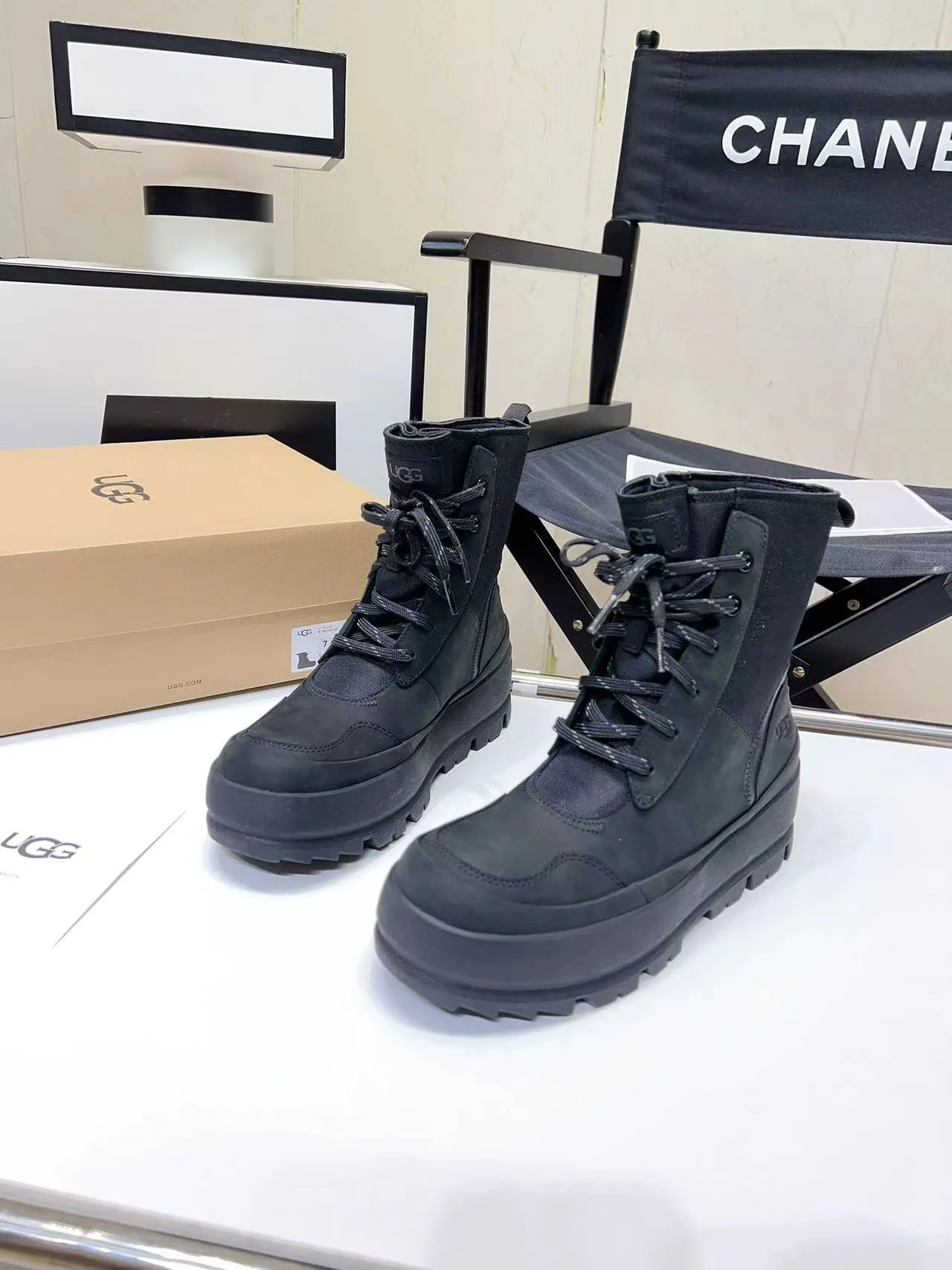UGG Bottes de cheville noires à lacets et semelle épaisse à picots 2