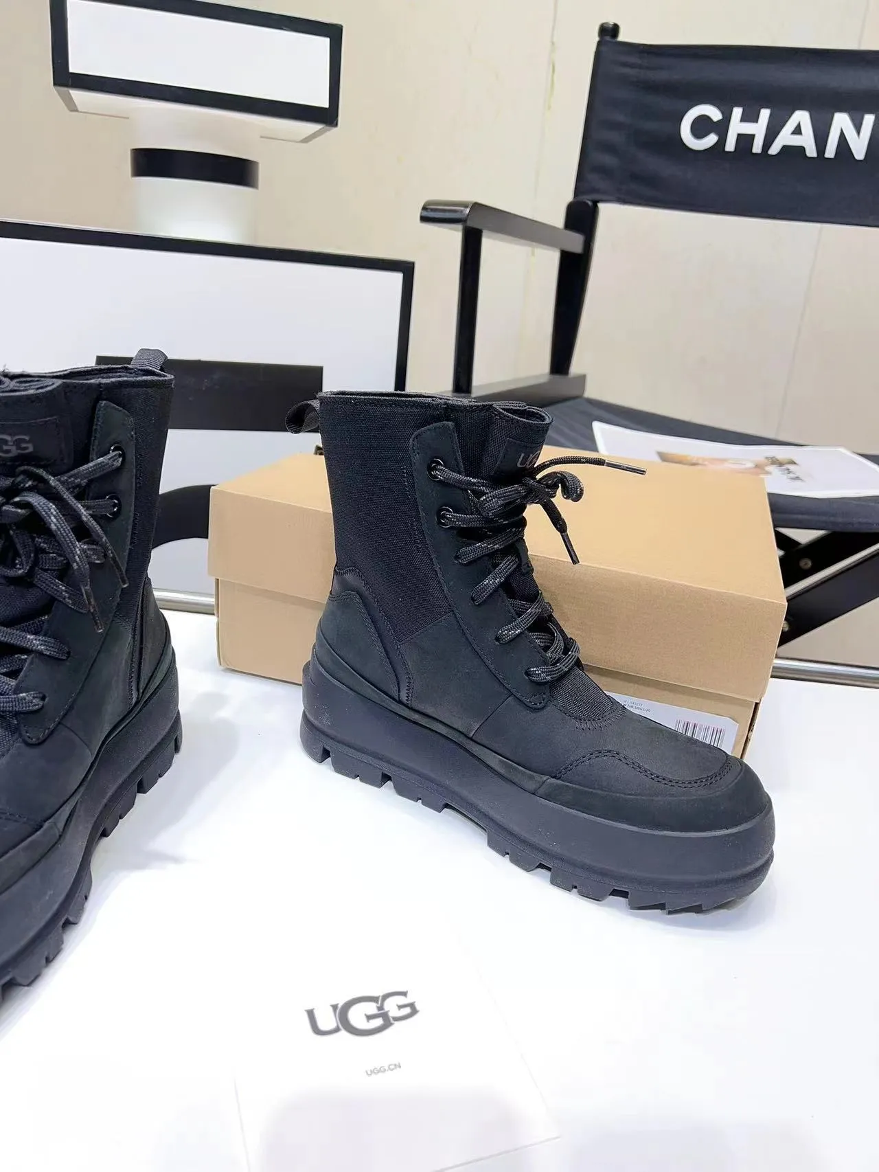 UGG Bottes de cheville noires à lacets et semelle épaisse à picots 5