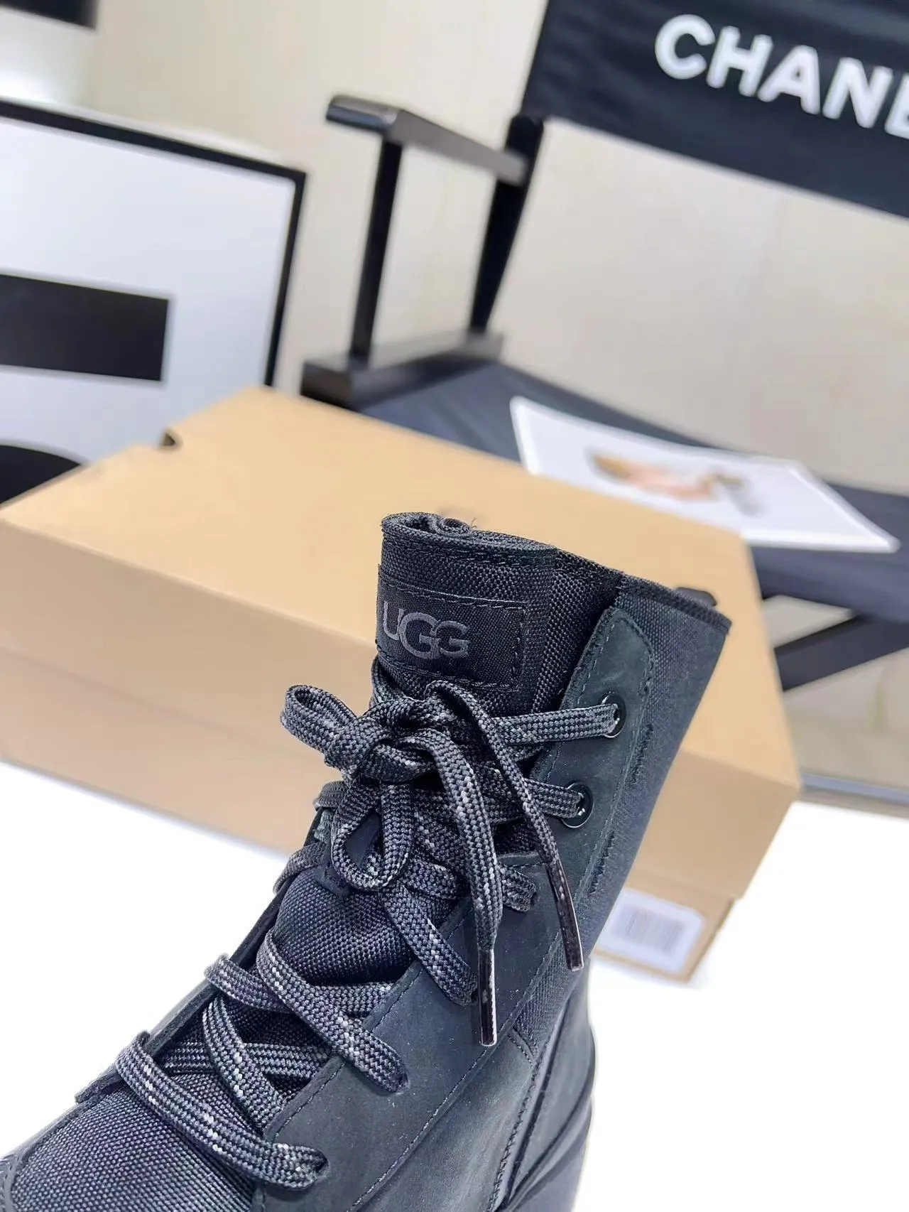 UGG Bottes de cheville noires à lacets et semelle épaisse à picots 6