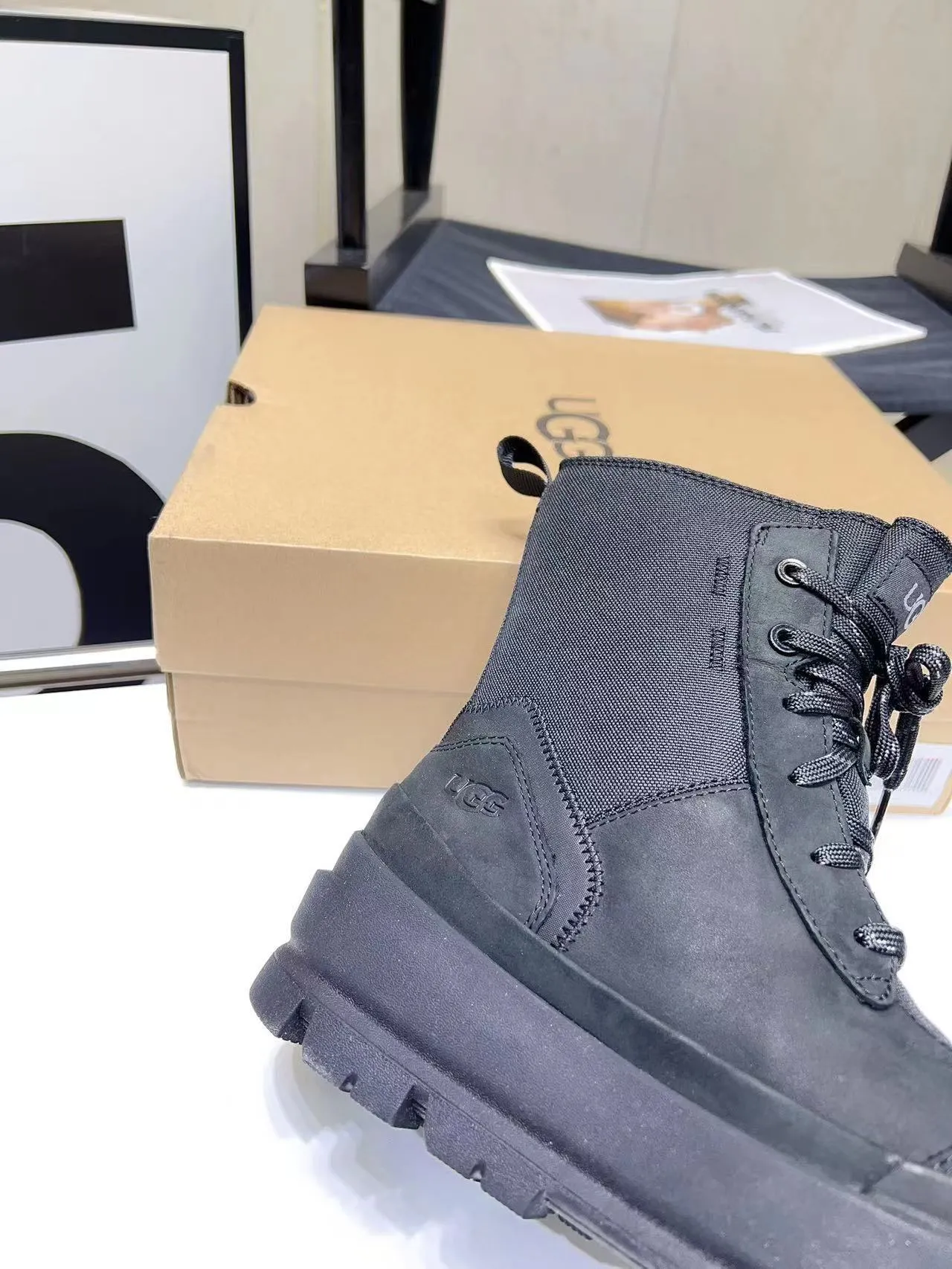 UGG Bottes de cheville noires à lacets et semelle épaisse à picots 7