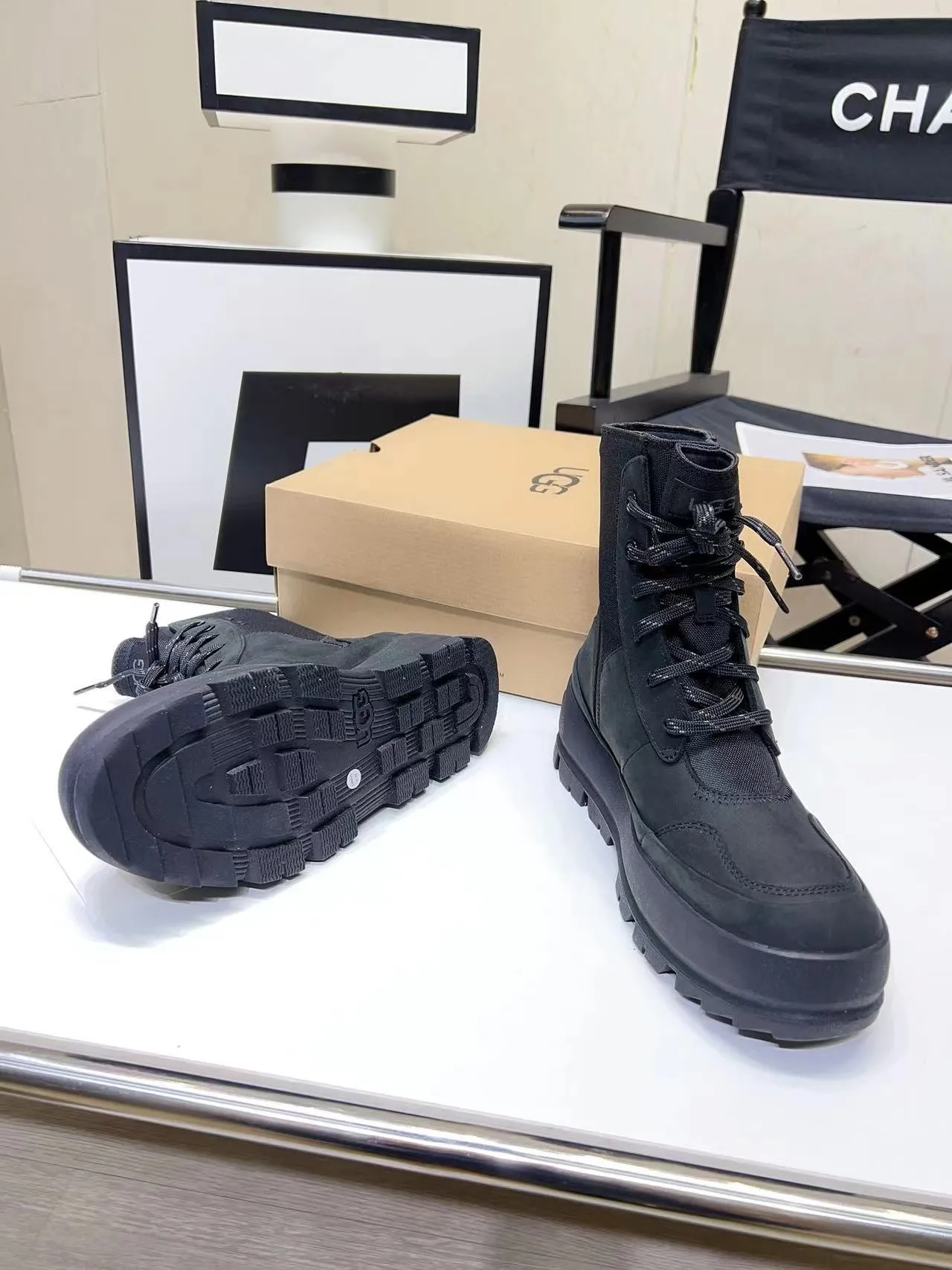 UGG Bottes de cheville noires à lacets et semelle épaisse à picots 8
