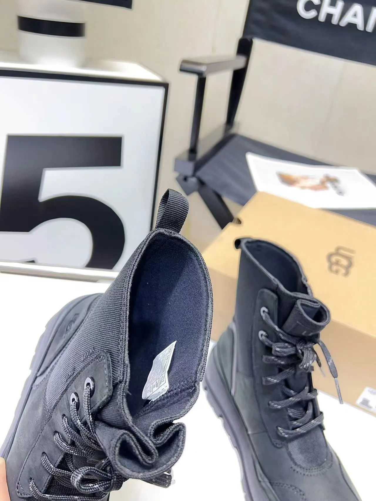 UGG Bottes de cheville noires à lacets et semelle épaisse à picots 9