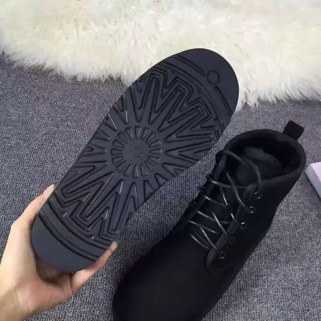 Botas de Nieve UGG Negras con Cordones y Ante 4