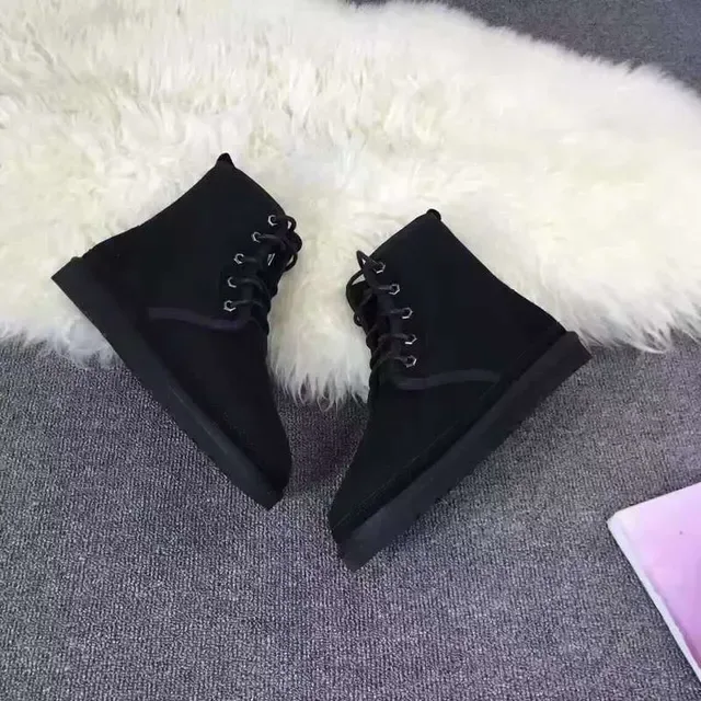 Botas de Nieve UGG Negras con Cordones y Ante 9