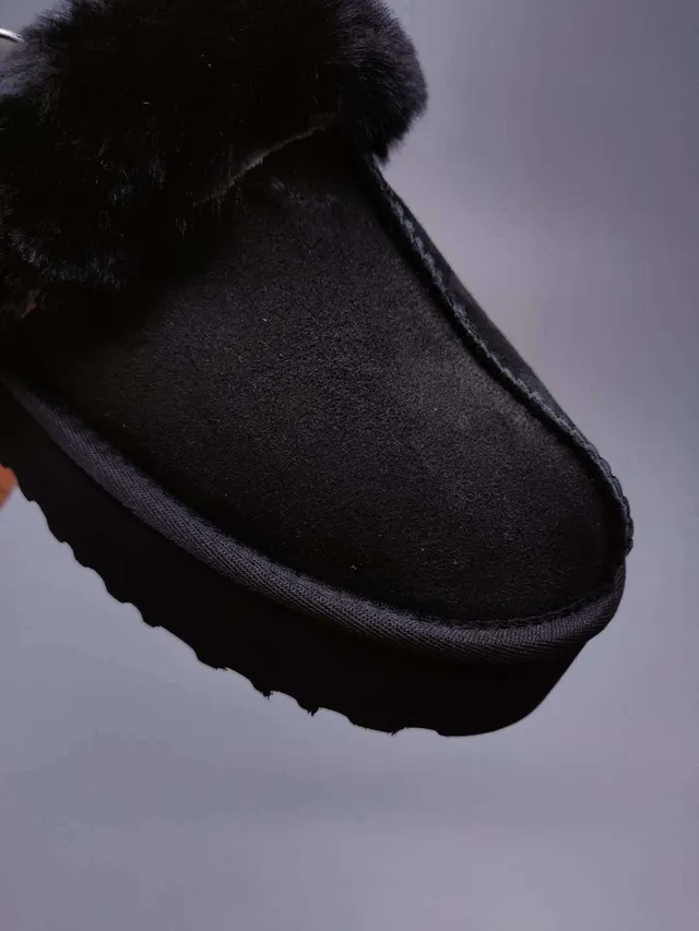 UGG Black Platform Sole Fuzzy Shearling Trim Casual Shoes 9