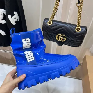 UGG नीला सफेद ग्लॉसी पैटेंट रबर चंकी लुग सोल स्नो बूट