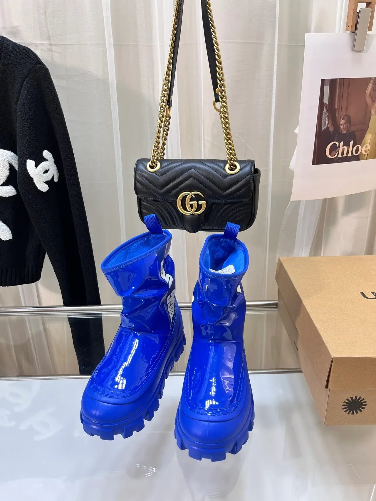 UGG नीला सफेद ग्लॉसी पैटेंट रबर चंकी लुग सोल स्नो बूट 2