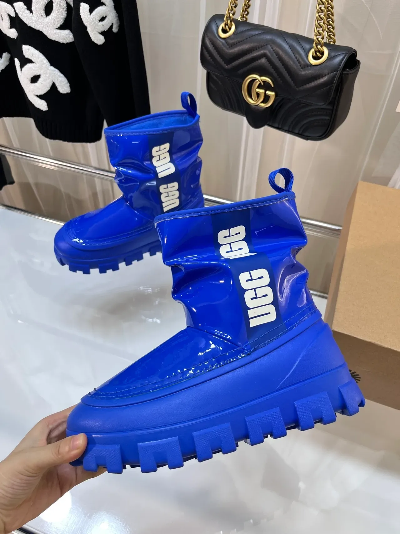 UGG नीला सफेद ग्लॉसी पैटेंट रबर चंकी लुग सोल स्नो बूट 3