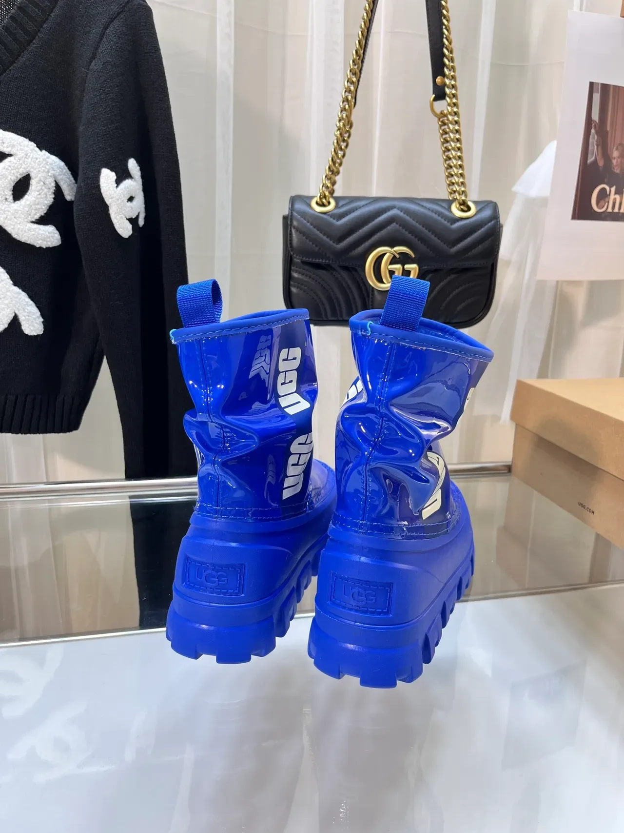 UGG नीला सफेद ग्लॉसी पैटेंट रबर चंकी लुग सोल स्नो बूट 4