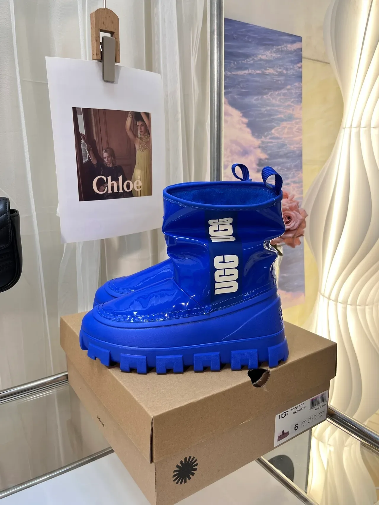 UGG नीला सफेद ग्लॉसी पैटेंट रबर चंकी लुग सोल स्नो बूट 5