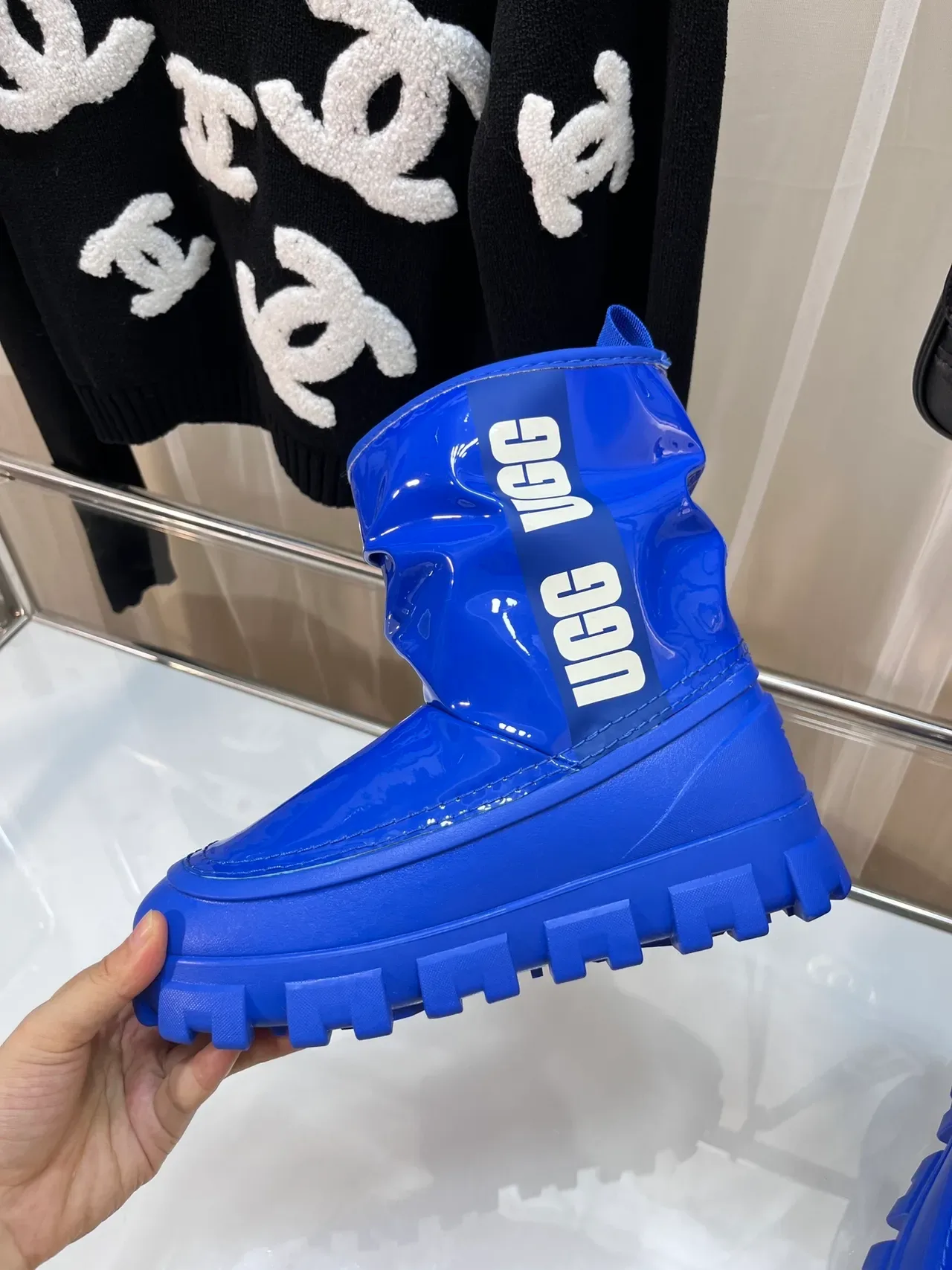 UGG नीला सफेद ग्लॉसी पैटेंट रबर चंकी लुग सोल स्नो बूट 6